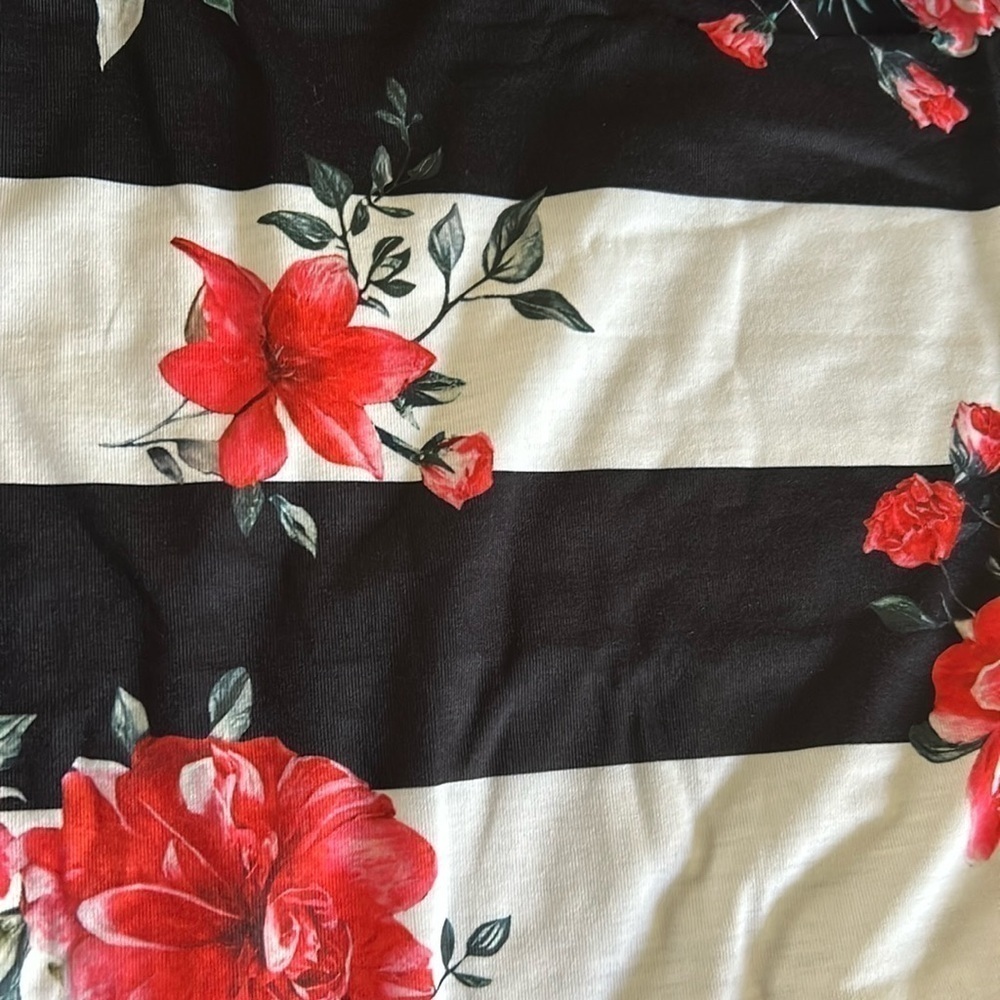 Black White Floral Top - Picture 4 of 4
